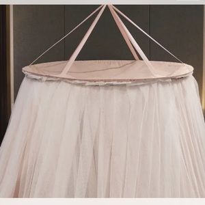 This is a double layer canopy… It’s pink with lace